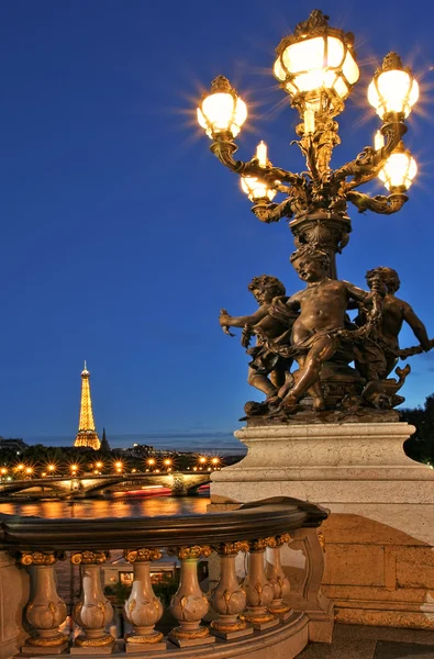 Vista sulla Torre Eiffel dal ponte Alessandro III . Fotografia Stock