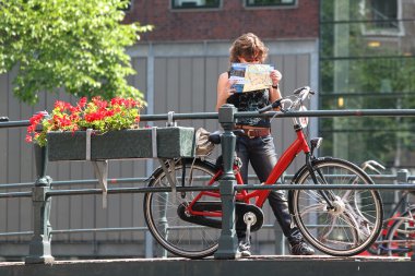 harita ve bisiklet ile turist. Amsterdam, Hollanda.
