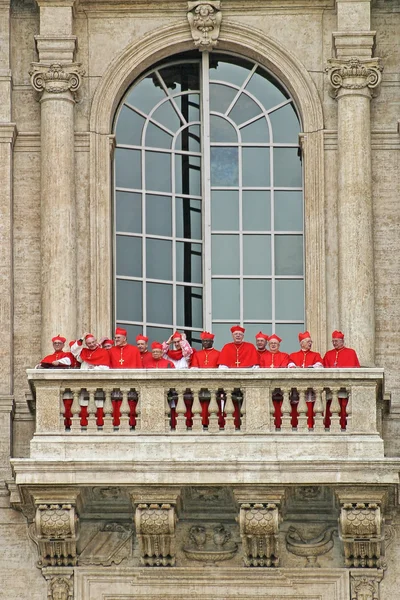 Cardinals på balkong i saint peter — Stockfoto