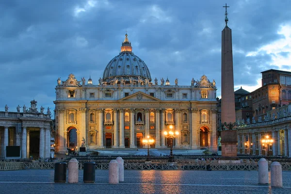 Saint Petres Basilica at evening in Vatican. — Stock Photo, Image