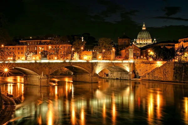 Vista del Vaticano por la noche . —  Fotos de Stock