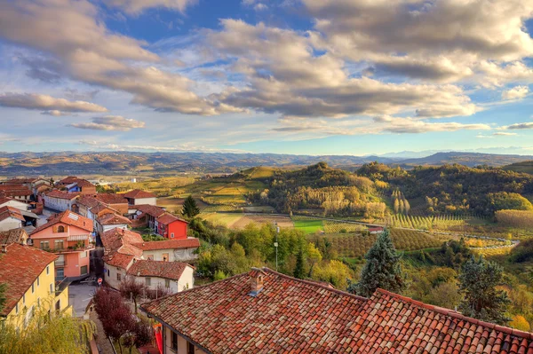 Malé městečko mezi kopci. Piemont, Itálie. — Stock fotografie