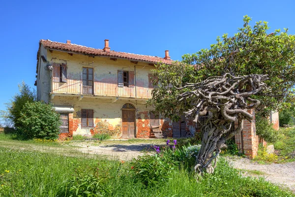 Evi terk edilmiş. Piedmont, İtalya. — Stok fotoğraf