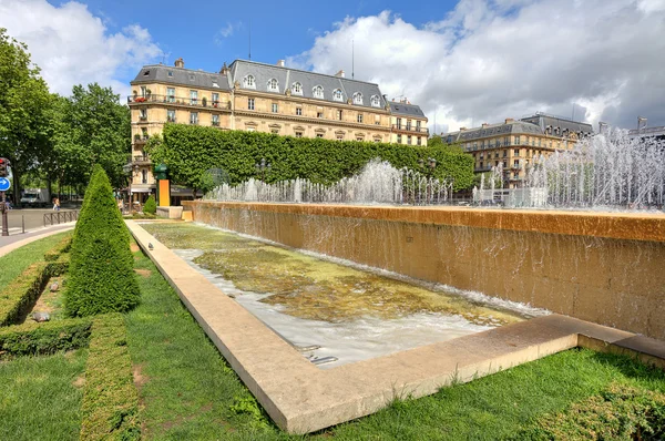 Brunnen und hotel de ville in paris, frankreich. — Stockfoto
