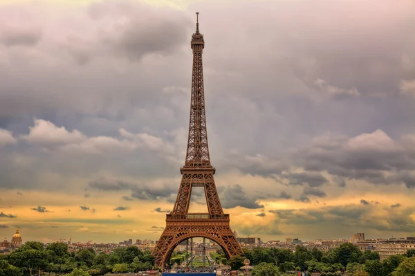 Πύργος του Άιφελ υπό συννεφιασμένο ουρανό. Παρίσι, Γαλλία. — Φωτογραφία Αρχείου
