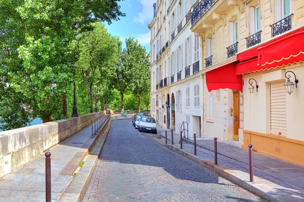 Úzká ulice v Paříži, Francie. — Stock fotografie