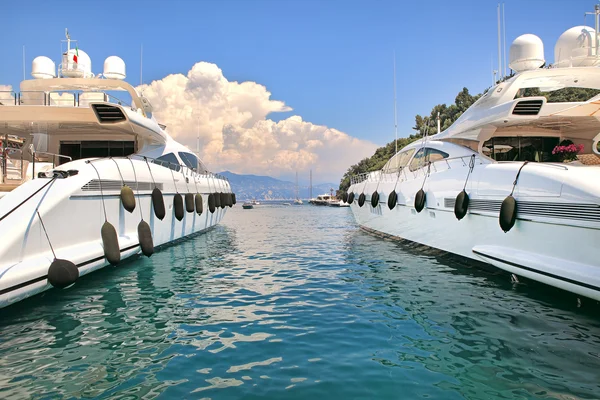 Dos yates de lujo blancos en el mar Mediterráneo . — Foto de Stock