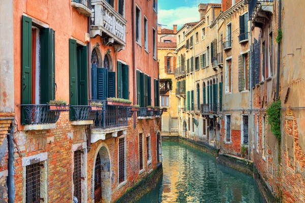 Eski evlerin arasında küçük bir kanal. Venedik, İtalya. — Stok fotoğraf