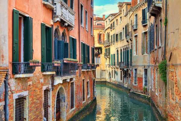 Petit canal parmi les vieilles maisons. Venise, Italie . — Photo