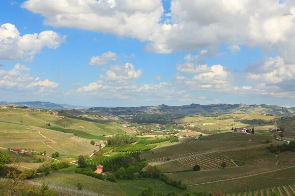 Widok wiejski wieś wiosna. Piemontu, Włochy. — Zdjęcie stockowe