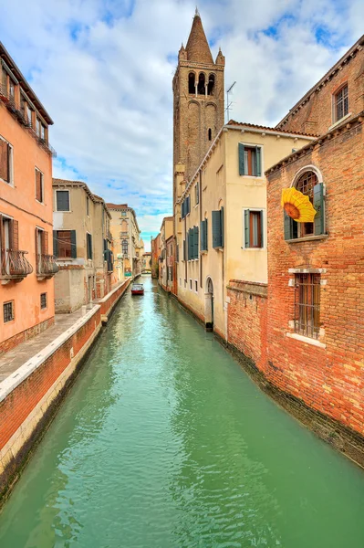 Piccolo canale e tipici edifici a Venezia . — Foto Stock