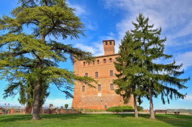 eski bir kale. rinzane cavour, İtalya.