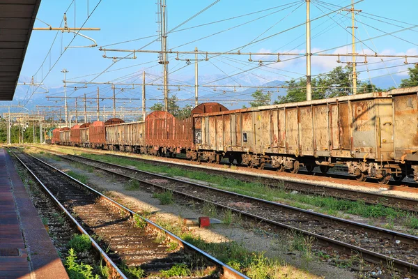 Rusty freight cars. Cuneo, Italy. — Stock Photo, Image