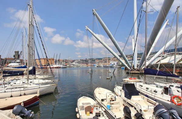 Widok na port w Genui we Włoszech. — Zdjęcie stockowe