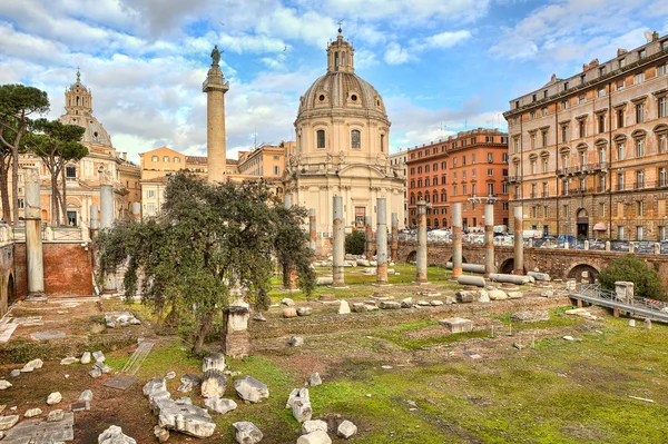 Trójai oszlop és a santa maria di loreto templom. — Stock Fotó