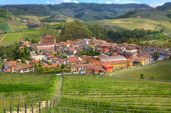 Kasaba barolo tepeler arasında. Piedmont, İtalya. — Stok fotoğraf