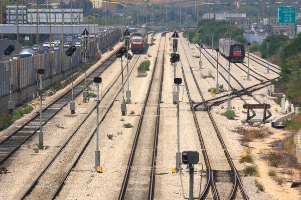 Tåg på spåren. Tel aviv, israel. — Stockfoto