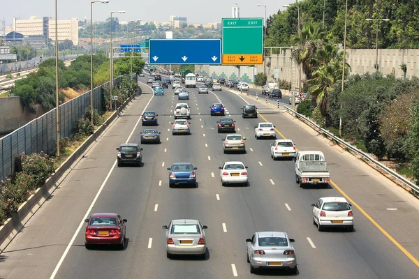 Движение на автостраде. Тель-Авив, Израиль . — стоковое фото