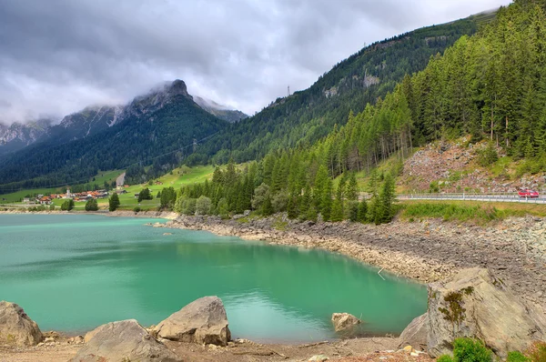 Pequeno lago alpino na Suíça . — Fotografia de Stock