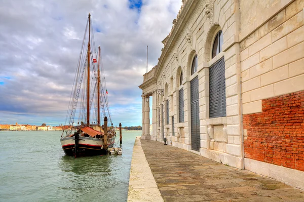 Trä segelbåt i Venedig, Italien. — Stockfoto