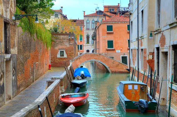 Barcos en el canal entre las casas. Venecia, Italia . — Foto de Stock