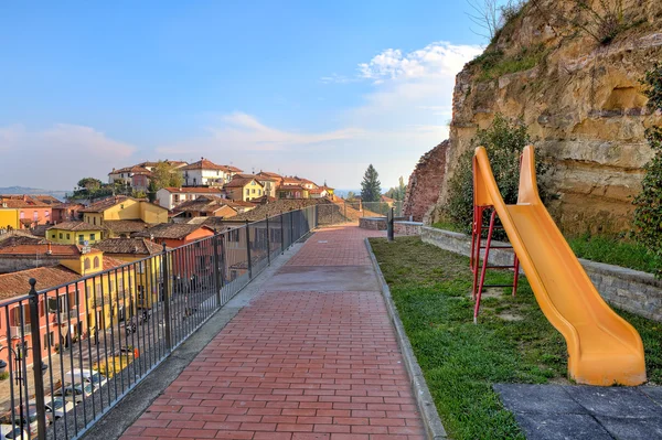 Scivolo per bambini sul parco giochi in piccola città in Italia . — Foto Stock