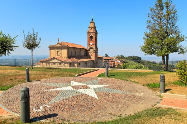 Kleine park en oude kerk in diano d'alba, Italië. — Stockfoto