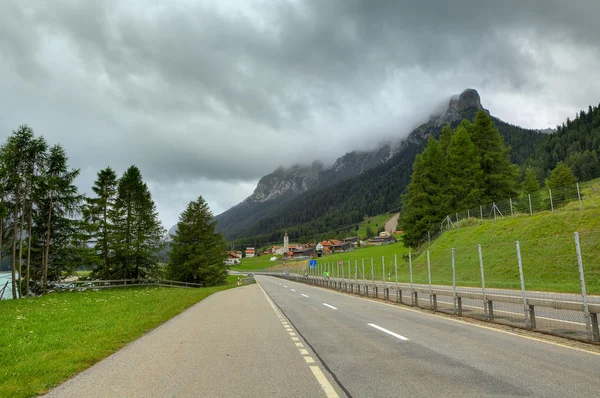 Dálnice mezi kopce a hory ve Švýcarsku. — Stock fotografie