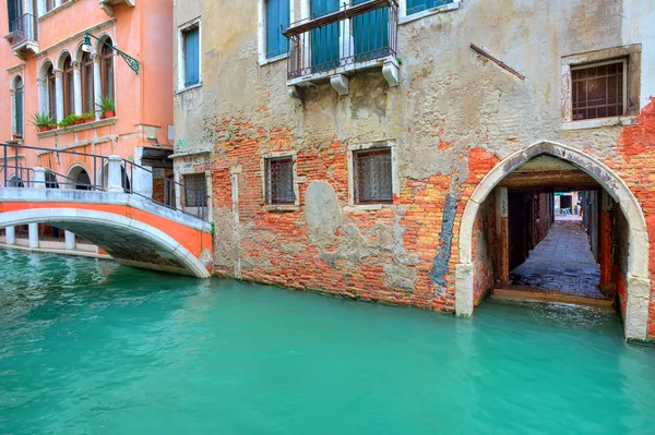 Stretto canale lungo vecchie case di mattoni. Venezia, Italia . — Foto Stock