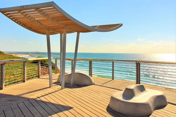 Paseo marítimo y mar Mediterráneo en Israel . — Foto de Stock