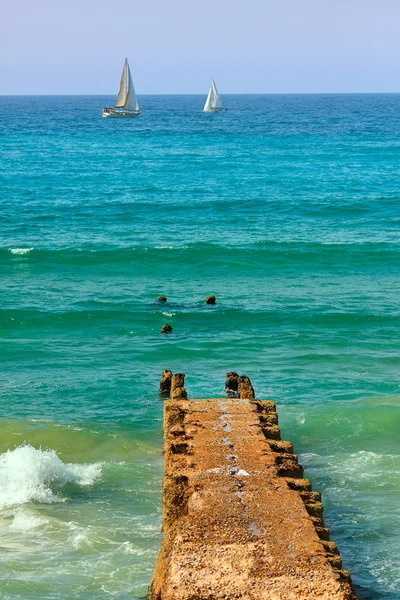 Velho cais no mar Mediterrâneo . — Fotografia de Stock