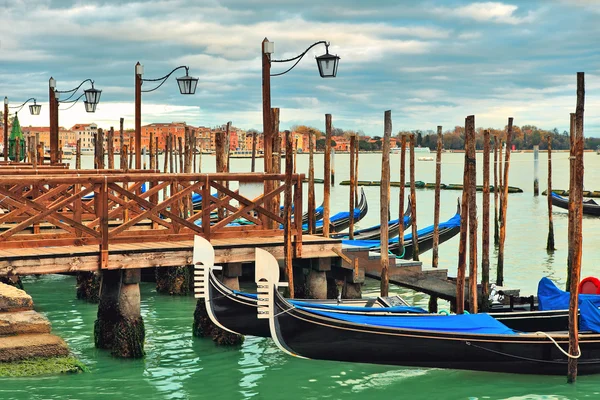 Gondoly zakotvené v řadě na canal Grande v Benátkách. — Stock fotografie