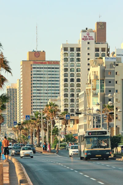 Rua central e hotéis à beira-mar em Tel Aviv, Israel . — Fotografia de Stock