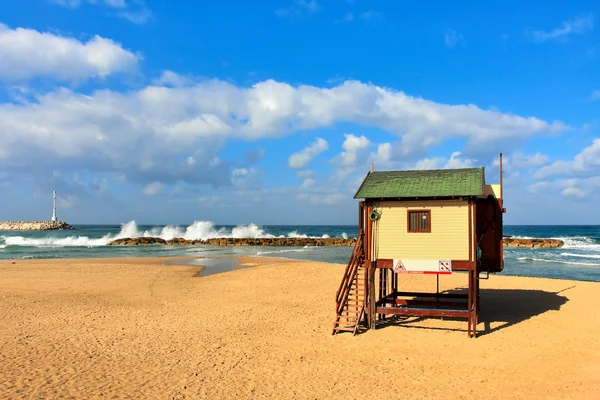 Lifeguard tower on the beach on Mediterranean sea. — Stock Photo, Image