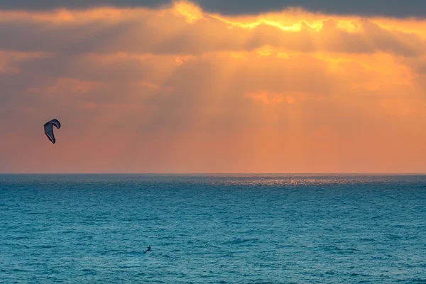 Kitesurfare Medelhavet vid solnedgången i israel. — Stockfoto