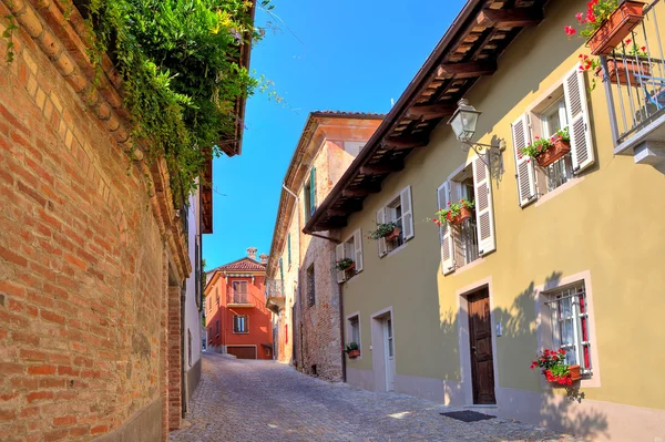 Rua de paralelepípedos estreita na cidade de Guarene, Itália . — Fotografia de Stock