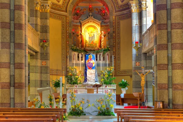 Katolska kyrkan interiör Visa. Alba, Italien. — Stockfoto