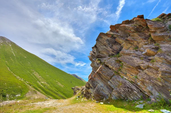 Verdes encostas em Alpes italianos . — Fotografia de Stock