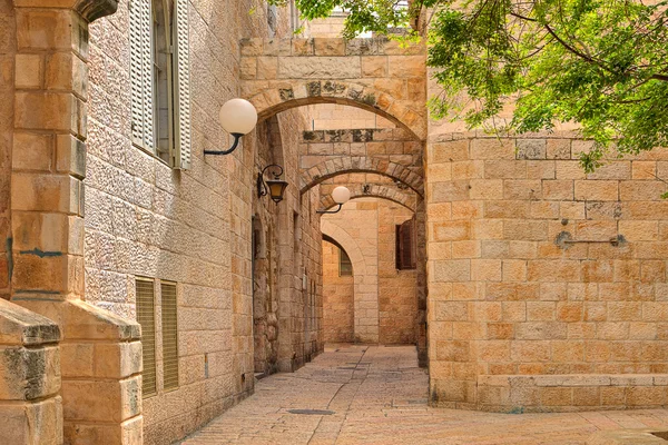 Rua estreita e casas stonrd no bairro judeu em Jerusalém . Fotos De Bancos De Imagens