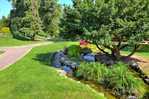 Gehweg im Park und kleiner Bach. turin, italien. — Stockfoto