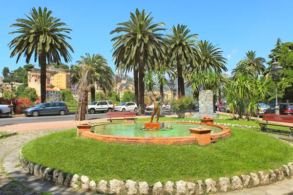 Pequena fonte com escultura em Ventimiglia, Itália . — Fotografia de Stock