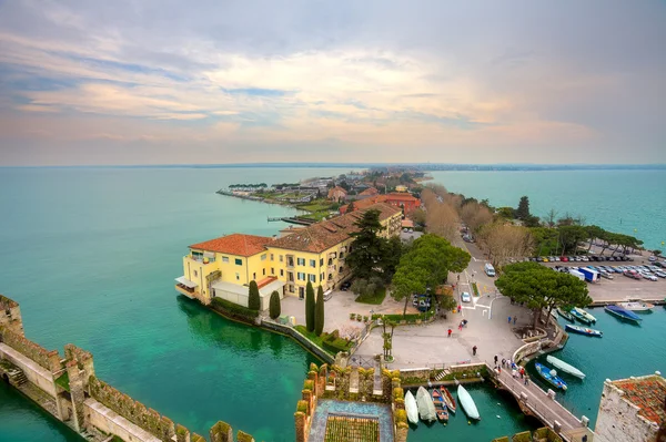 Visa på sirmione och Gardasjön fro slottet. — Stockfoto