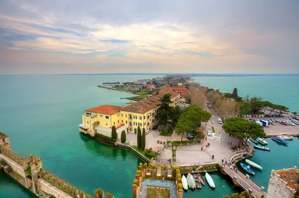 Vista sobre Sirmione e Lago de Garda fro o castelo . Fotos De Bancos De Imagens