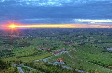 sabah erken ve piedmont, İtalya tepenin üzerinde gündoğumu.