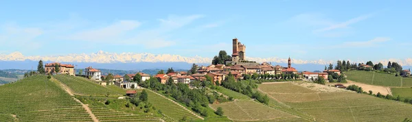 Kleine stad op de heuvel in Piemonte, Italië. — Stockfoto