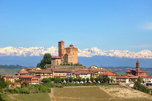 Klein stadje met oude kasteel op de heuvel in Piemonte, Italië. — Stockfoto