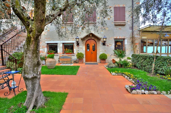 Terasa u vchodu do restaurace v sirmione, Itálie. — Stock fotografie