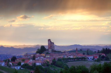 gün batımında tepelerde küçük İtalyan şehir.