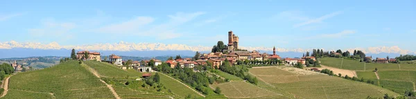 Małe miasteczko na wzgórzu w Piemoncie, Włochy. — Zdjęcie stockowe
