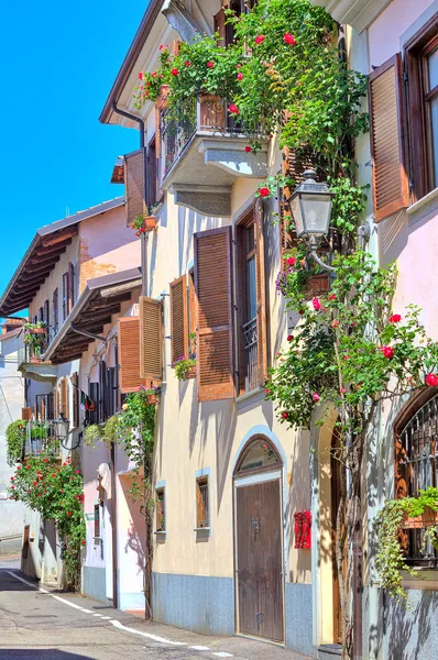 Casa italiana decorada com flores em Piemonte, Itália . — Fotografia de Stock